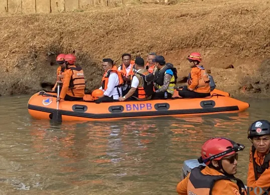 Gubernur Banten, Andra Soni bersama Wali Kota Tangsel, Benyamin Davnie dan Wali Kota Tangerang, Sachrudin, melakukan susur sungai di Kali Angke pada Rabu 23 Juli 2025. (Sumber: POSKOTA | Foto: Primayanti)