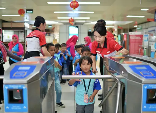 Edutrain menghadirkan pengalaman belajar langsung di stasiun dan kereta LRT Jabodebek. Anak-anak diajak mengenal cara menggunakan transportasi publik. (Sumber: Dok. LRT Jabodebek)