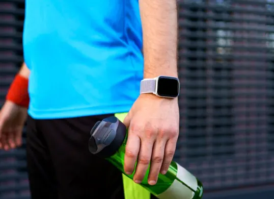 Ilustrasi smartwatch running dengan harga terjangkau. (Sumber: Freepik/ ArthurHidden)