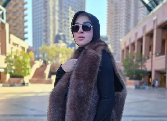 Intip Gaya Syahrini Pakai Jam Tangan Rolex Berbalut Berlian 18 Karat, Harganya Bikin Netizen Syok (Sumber: Instagram/princessyahrini)