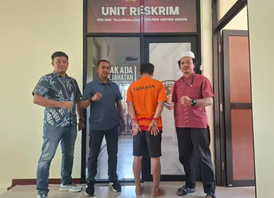 Kanit Reskrim Polsek Tajurhalang, Ipda Mareben Simarsoit (kiri kemeja batik)  bersama Tim Opsnal menangkap pelaku pencuri motor modus mengencani korban. (Sumber: Poskota/Angga Pahlevi)
