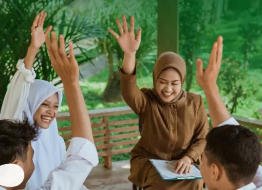 Ilustrasi guru, Tahun 2025 jadi era experiential learning! Pelajari cara guru berkolaborasi lintas mapel melalui 3 tahap praktis: perencanaan, proyek nyata, dan refleksi. (Sumber: Instagram/@kemendikdasmen)