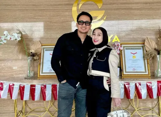 Suami dr Reza Gladys, Attaubah Mufid mendadak jadi sorotan publik setelah kehadirannya di ruang sidang kasus Nikita Mirzani. (Sumber: Instagram/@attaubah.mufid)
