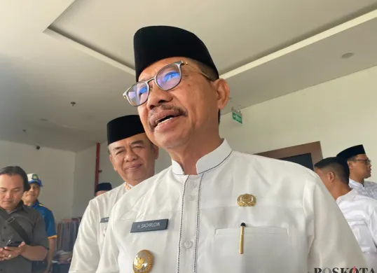Wali Kota Tangerang Sachrudin menyampaikan peran NU sangat penting dalam mendidik generasi muda usai menghadiri pelantikan pengurus NU di Asrama Haji Grand El Hajj, Cipondoh, Jumat, 25 Juli 2025. (Sumber: Poskota/Primayanti Juli Kumala Manalu)