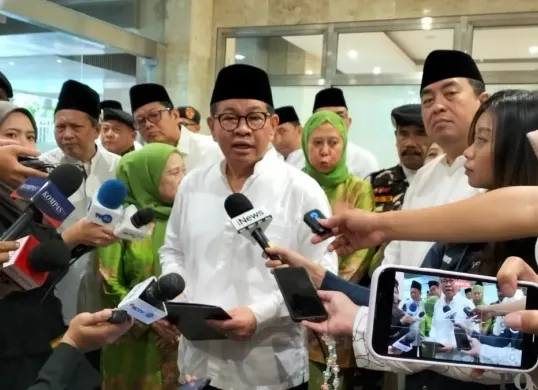 Gubernur Jakarta Pramono Anung saat di wawancarai awak media, di Masjid Istiqlal, Jakarta Pusat, Sabtu, 26 Juli 2025. (Sumber: Poskota/M. Tegar Jihad)