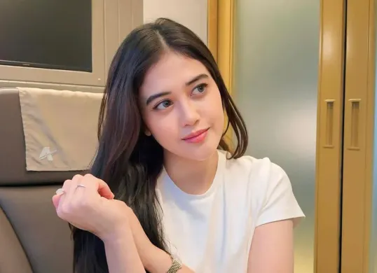 Ruce Nueda alias Mama Ebra cerai dengan Aryo Disa Wiratama atau dikenal Papa Ebra. (Sumber: Instagram/@rucenueda)