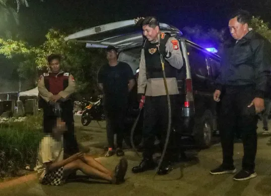 Petugas dari Polres Metro Jakarta Timur menangkap seorang anak di bawah umur yang kedapatan membawa senjata tajam saat patroli gabungan pada Sabtu dini hari, 26 Juli 2025. (Sumber: Dok Polres Jakarta Timur)