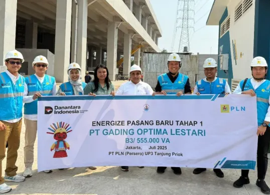 Jajaran PLN UP3 Tanjung Priok bersama perwakilan PT Gading Optima Lestari berfoto bersama usai prosesi penyalaan listrik tahap pertama sebesar 555 kVA. (Sumber: Dok. PLN UID Jakarta Raya)