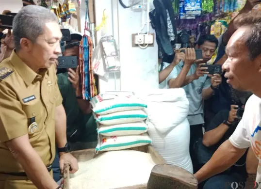 Wali Kota Bogor, Dedie A. Rachim melakukan sidak ke Pasar Gembrong Sukasari, Senin, 28 Juli 2025. (Sumber: Poskota/Sekar Putri Andini)