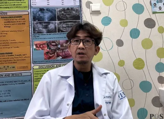 Dokter spesialis bedah mulut RSU Tangsel, Dhanni Gustiana, saat ditemui di ruangannya pada Senin, 28 Juli 2025. (Sumber: POSKOTA | Foto: Primayanti)