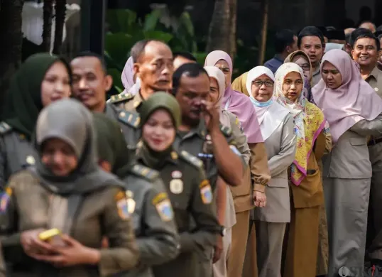 ASN tidak libur penuh saat Nyepi dan Idulfitri 2026. Pemerintah mengatur sistem kerja bergilir untuk memastikan layanan kesehatan, keamanan, dan administrasi publik tetap tersedia. (Sumber: Poskota/Bilal Nugraha Ginanjar)