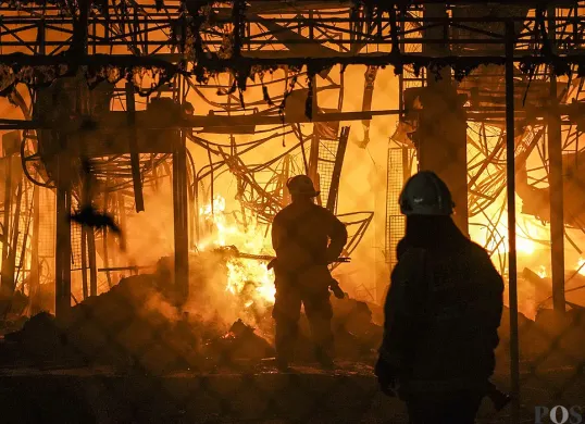 Petugas damkar melakukan pemadaman di lokasi kebakaran Pasar Taman Puring, Kebayoran Baru, Jakarta Selatan, Senin malam, 28 Juli 2025. (Sumber: POSKOTA | Foto: Bilal Nugraha Ginanjar)