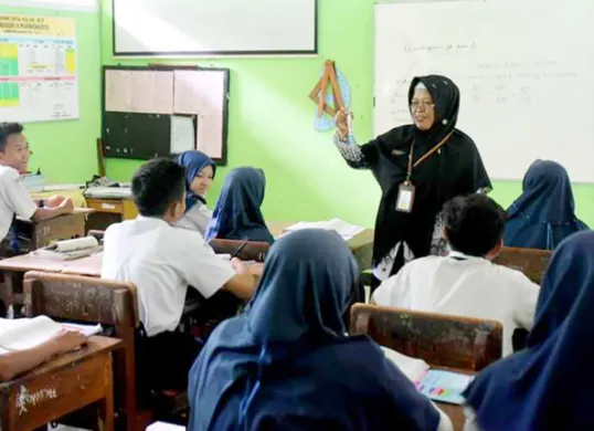 Ilustrasi PPG - Guru honorer resah kabar penghapusan PPG akan tutup kesempatan sertifikasi. Ini penjelasan Kemendikbud dan nasib guru yang belum bersertifikat pendidik. (Sumber: Kemendikdasmen)