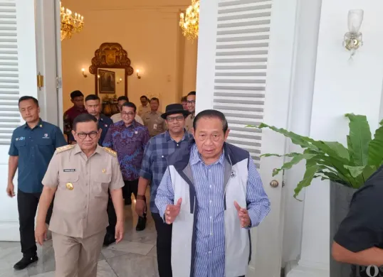 Presiden RI ke-6 Susilo Bambang Yudhoyono (SBY) usai menemui Gubernur Jakarta Pramono Anung di Balai Kota DKI Jakarta, Selasa, 29 Juli 2025. (Sumber: Poskota/M. Tegar Jihad)