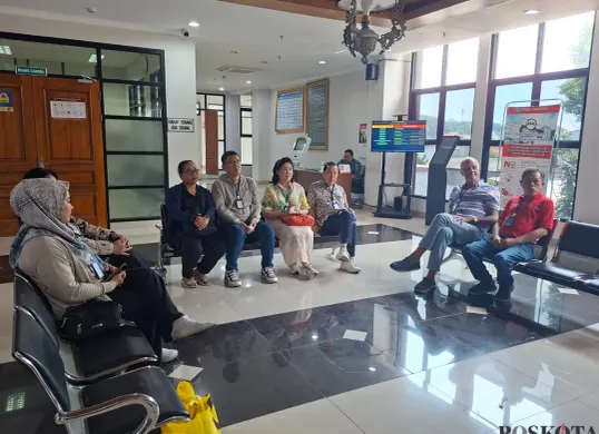 Warga Marinatama Mangga Dua menunggu sidang gugatan terhadap BPN Jakarta Utara di PTUN Jakarta terkait sertifikat HGB yang tak terbit selama 25 tahun, Selasa, 29 Juli 2025. (Sumber: Poskota/Angga Pahlevi)
