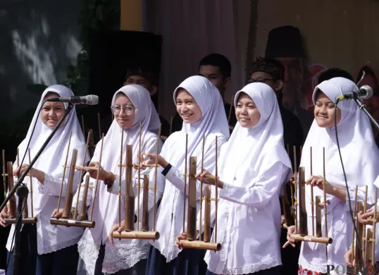 Anak-anak tampil memainkan alat musik angklung, di Cimahi, Rabu 30 Juli 2025. (Sumber: POSKOTA | Foto: Gatot Poedji Utomo)