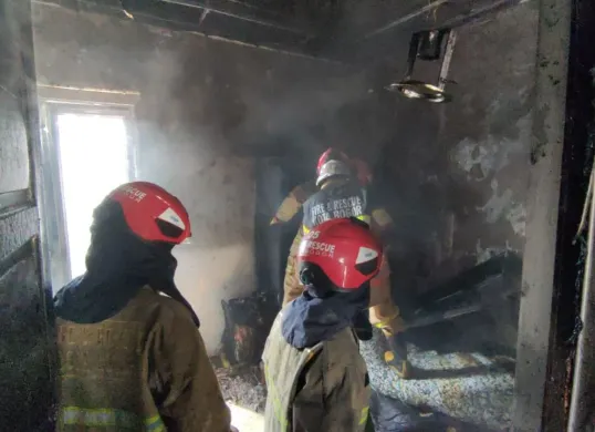 Rumah dua lantai di kawasan Perumahan Kiara Residence, RT 03 RW 15, Kelurahan Curug, Kecamatan Bogor Barat, Kota Bogor, terbakar, Rabu, 30 Juli 2025. (Sumber: Dok. Damkar Kota Bogor)