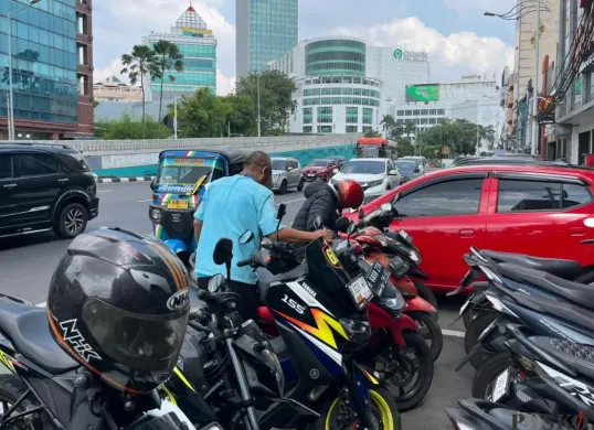 Petugas parkir di salah sebuah tempat di Jakarta. (Sumber: Poskota/Muhammad Tegar Jihad)