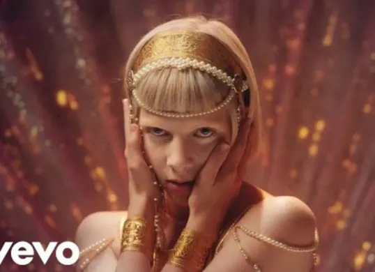 Lirik lagu Exist For Love dari Aurora. (Sumber: YouTube/Aurora)