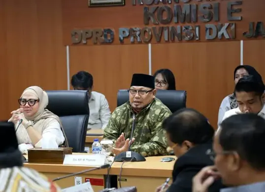 Ketua Komisi E DPRD DKI Jakarta Muhammad Thamrin, menegaskan pentingnya landasan hukum dan perencanaan anggaran bagi pelaksanaan program Kartu Janda Jakarta. (Sumber: Kominfotik DPRD DKI Jakarta)