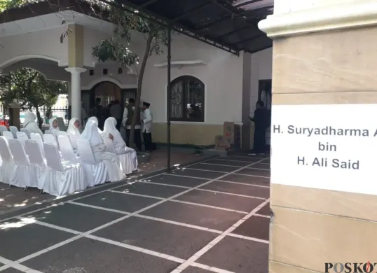 Suasana rumah duka eks Menag 2009-2013, Suryadharma Ali di Jalan Cipinang Cempedak I Nomor 30, Kecamatan Jatinegara, Jakarta Timur, Kamis, 31 Juli 2025. (Sumber: Poskota/Heri Effendi)