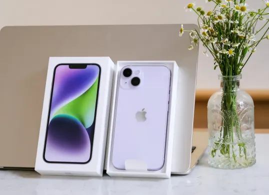 iPhone 14 di bulan Desember 2025 (Sumber: Unsplash/Thai Nguyen)