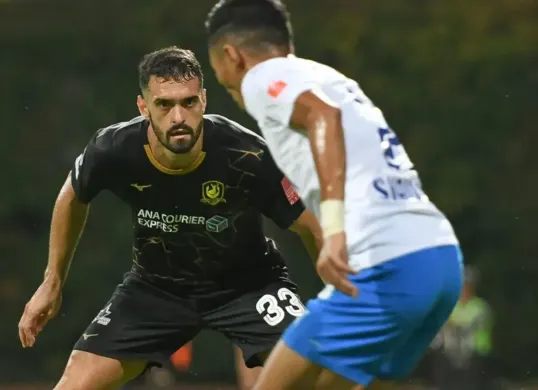 Potret Milos Zlatkovic yang sedang mengawal pertahanan. Pemain asing ini dikaitkan dengan Persija Jakarta. (Sumber: Instagram/milos_zlatkovic33)
