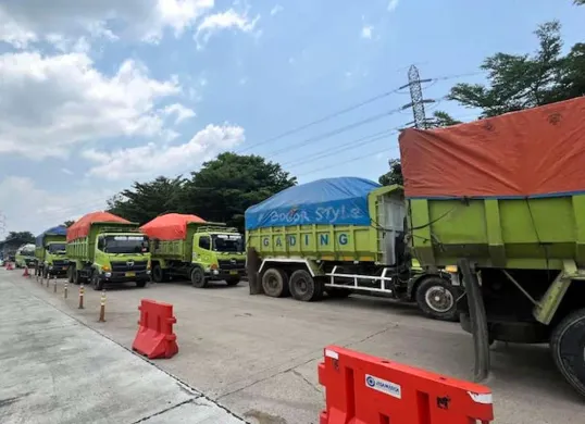 Ilustrasi truk ODOL atau kapasitas berlebih. (Sumber: Dok. Humas Pemprov Jabar)