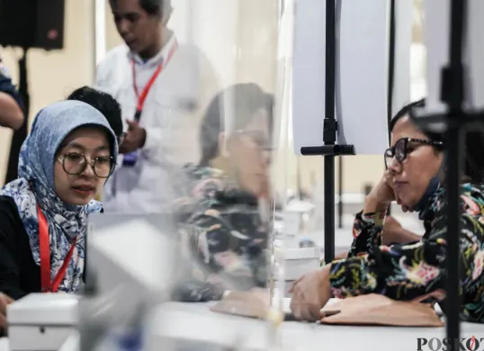 Ilustrasi - Dinas Pendidikan DKI Jakarta melayani aduan orang tua siswa di Posko Layanan Seleksi Penerimaan Murid Baru (SPMB), Gedung Dinas Pendidikan DKI Jakarta, Selasa, 3 Juni 2025. (Sumber: Poskota/Bilal Nugraha Ginanjar)