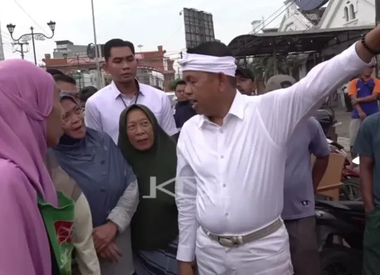 Dedi Mulyadi soroti tata kelola di pasar Trusmi Cirebon. (Sumber: YouTube/Dedi Mulyadi Channel)