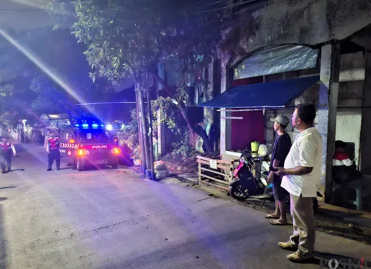 Polsek Pancoran Mas melakukan patroli di Jalan Remaja, Pancoran Mas, yang rawan terjadi tawuran. (Sumber: POSKOTA | Foto: Angga Pahlevi)