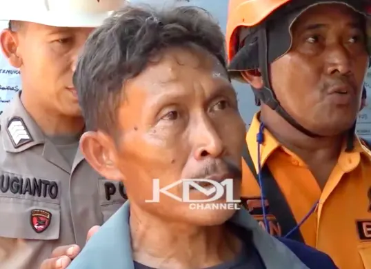 Potret Taryana, salah satu korban selamat, menceritakan pengalaman selamat longsor Gunung Kuda, Cirebon kepada Gubernur Jawa Barat Dedi Mulyadi. (Sumber: YouTube/ KDM Channel)