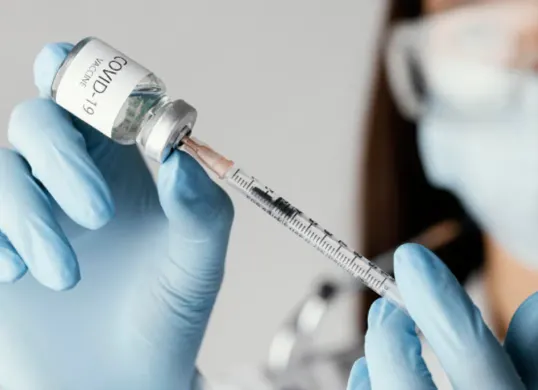 Pahami perbedaan teknologi vaksin: mRNA (Pfizer), viral vector (AstraZeneca), dan inactivated virus (Sinovac). Mana yang paling cocok untuk kondisi kesehatan Anda. (Sumber: Freepik)