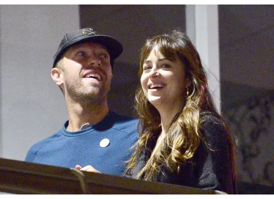 Aktris Dakota Johnson dan vokalis Coldplay, Chris Martin. (Sumber: X/@dakotaj_updates)