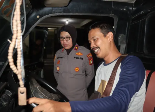 Imron Rosadi sumringah usai mobil miliknya berhasil diamankan dan temukan oleh Polsek Tambun Selatan setelah sebelumnya digelapkan oleh penyewaannya dan dibawa hingga ke Buah Batu, Kota Bandung. (Sumber: Polres Metro Bekasi)