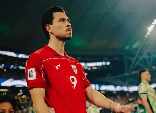 Thom Haye menerima kartu merah saat Timnas Indonesia menghadapi Malaysia pada laga Grup A FIFA ASEAN Cup 2026 di SUGBK, Jakarta, Senin (28/9/2026). (Sumber: Instagram/@thomhaye)