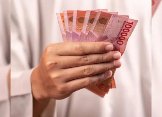 Prorgram BSU 2025, cek status pencairan Rp300.000 sekarang! Syarat WNI, gaji di bawah UMP, dan terdaftar BPJS Ketenagakerjaan per Mei 2025. (Sumber: Pexel/Defrino Maasy)