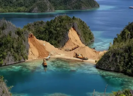 Potret aktivitas penambangan nikel di Raja Ampat yang memicu kemarahan publik karena merusak alam. (Sumber: Instagram/@jagatsemesta)