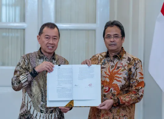 Direktur Utama BMM Syahrisal Imbar bersama Direktur Utama Bank DKI, Agus Haryoto Widodo, usai penandatanganan pembentukan KUB di Balai Kota Jakarta (Sumber: Dok. Bank DKI)