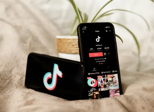 Cara dapat uang dari TikTok tanpa perlu berjualan.(Sumber: Unplash/Collabstr)