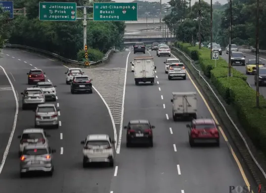 Sejumlah kendaraan melintas ke arah luar kota dari Jalan Tol Tebet - Cawang, Jakarta, Jum'at, 6 Juni 2025. (Sumber: Poskota/Bilal Nugraha Ginanjar)