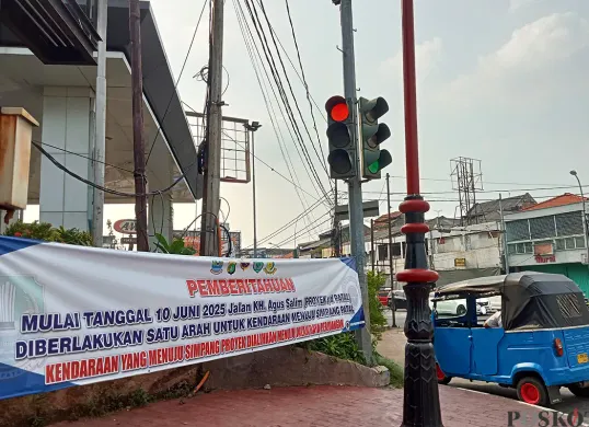Dishub Kota Bekasi memasang spanduk pemberitahuan terkait pemberlakuan sistem satu arah di Jalan Agus Salim, Kota Bekasi. (Sumber: POSKOTA | Foto: Nurpini Aulia Rapika)