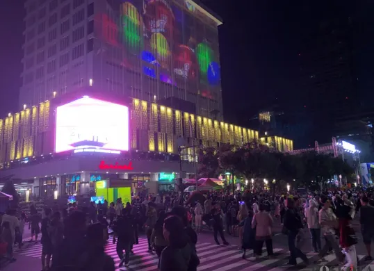 Suasana malam hari di kawasan Sarinah Thamrin, Jakarta Pusat. (Sumber: Poskota/M. Tegar Jihad)