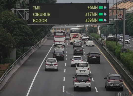 Sejumlah kendaraan melintas ke arah luar kota dari Jalan Tol Tebet - Cawang, Jakarta, Jum'at, 6 Juni 2025. (Sumber: Poskota/Bilal Nugraha Ginanjar)