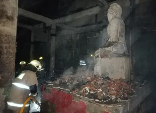 Petugas damkar mencoba memadamkan api dalam peristiwa kebakaran Vihara di kawasan Cilincing, Jakarta Utara, Senin, 9 Juni 2025. (Sumber: Dok. Damkar)