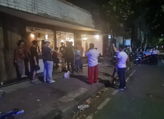 Perkelahian terjadi di sebuah kafe Jalan Letjen Soeprapto, Jakarta Pusat, pada Senin dini hari, 9 Juni 2025, satu orang terluka. (Sumber: Dok Humas Polres Metro Jakarta Pusat)