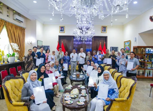 Sejumlah pelaku usaha di Kota Bogor mendapatkan Nomor Izin Edar (NIE), Senin, 9 Juni 2025. Penyerahan NIE dilakukan di Rumah Dinas Wali Kota Bogor, Jalan Raya Pajajaran, Bogor Tengah. (Sumber: Pemkot Bogor)