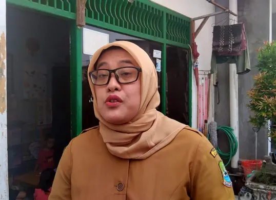 Kepala Dinas Pemberdayaan Perempuan dan Perlindungan Anak (DP3A) Kota Bekasi, Satia Sriwijayanti Anggraini. (Sumber: POSKOTA | Foto: Nurpini Aulia Rapika)