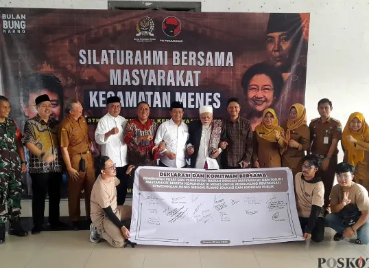 Anggota DPR RI, Bonnie Triyana saat foto bersama dengan sejumlah pihak di Gedung Eks Kawedanan Kecamatan Menes, Pandeglang. (Sumber: POSKOTA | Foto: Samsul Fatoni)