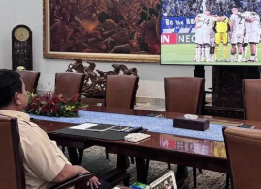 Prabowo menyaksikan pertandingan laga Timnas Indonesia vs Jepang di televisi. (Sumber: Instagram/@prabowo)